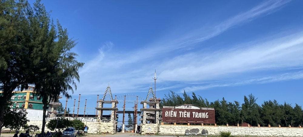 Biển Tiên Trang có đường bờ biển dài, chưa bị thương mại hóa.